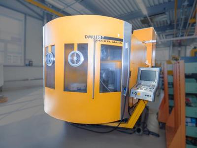 Immagine panoramica di 2003 Deckel Maho DMU 80T 2003 Deckel Maho DMU 80T CNC machining center